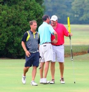 Jeremy McGatha (L) and Cypress Hathorn (C) offer their congratulations to Calhoun County champion Gary Wigington at the end of their round. McGatha finished second and Hathorn was third. All photos by Greg McWilliams.)