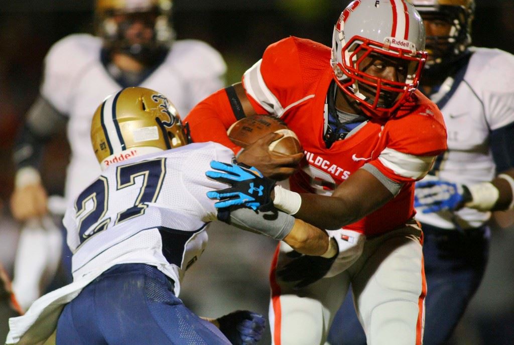 Saks quarterback Devin Harris (6), who backfield mate Calvin Figueroa called "a running back at heart," tries to slip past Jacksonville's Nick Gangwer. (Photos by Greg McWilliams)