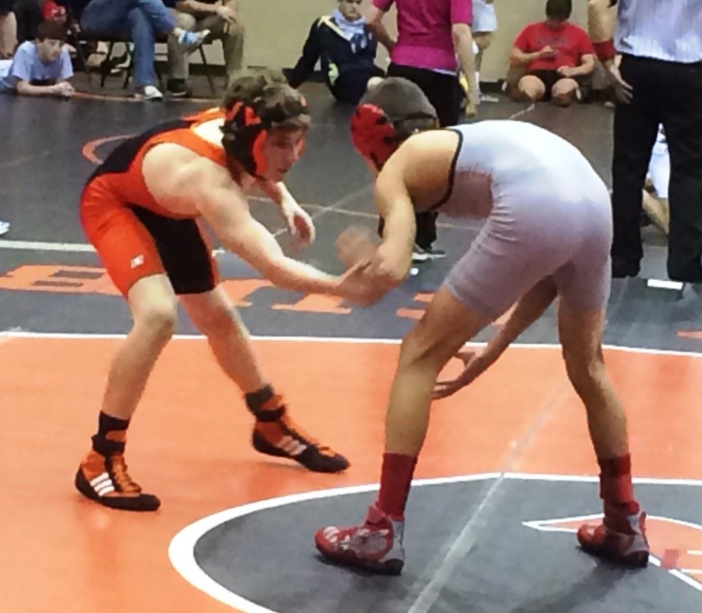 Alexandria's Fletcher Swindall (L) and Weaver's Nick Souder size up each other in their 106-pound title bout Monday.