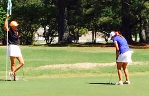 Layne Dyar (R) taps in her winning par putt to defeat Katie Roberts on the first hole of a sudden-death playoff.