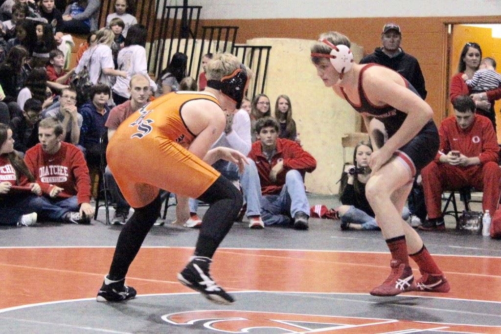 Ohatchee's Hayden Pitts (R) looks for an opening against Alexandria's Randall Purdy during their 160-pound bout Wednesday. (Photo by Angela Trapp)