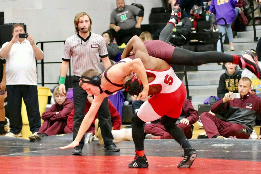 Saks' Rodney Reddick (R) throws Elmore County's Jeb Ballard in their 160 consolation final. (Photo by Daniel Lee)