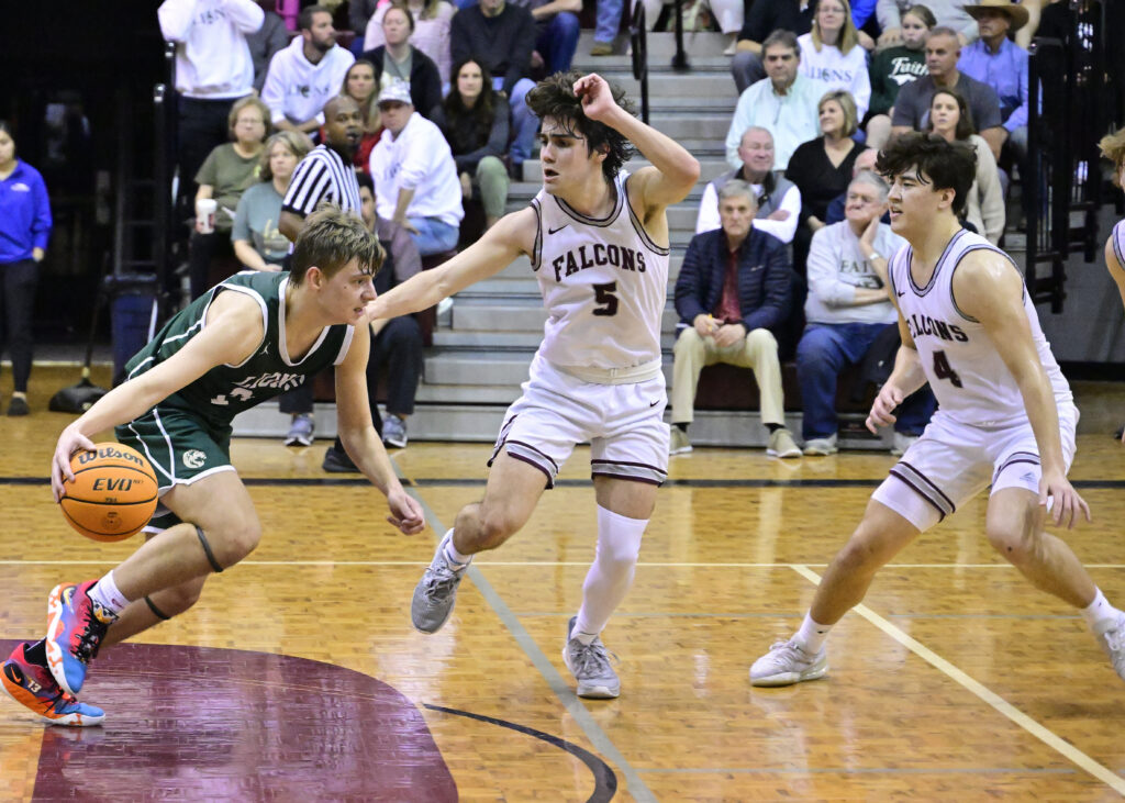 Drew Williamson (5) and Rich Goad (4), shown in a recent game against Faith Christian, returned to the Dohono lineup Tuesday night and played big roles in a victory over Wadley. (Photo by B.J. Franklin)