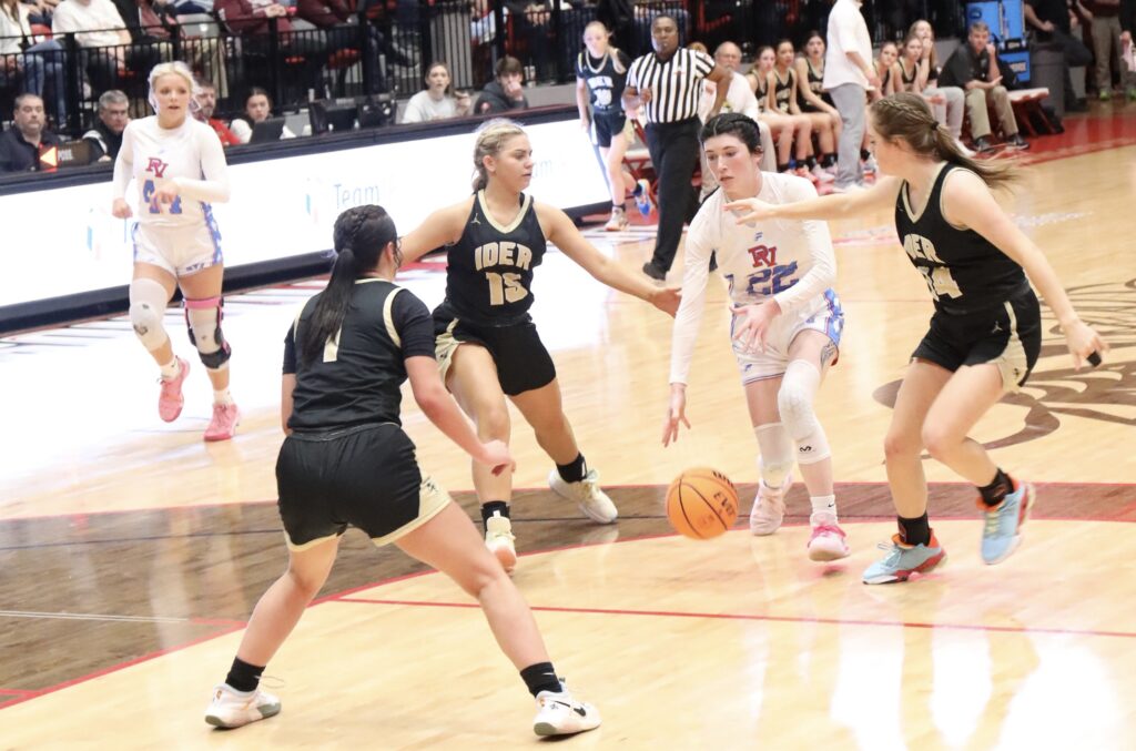 Pleasant Valley’s Rebekah Gannaway drives the lane as three Ider defenders converge. Ider freshman Makinley Traylor (1) stands at the point of the defense. (Photo by Krista Larkin)